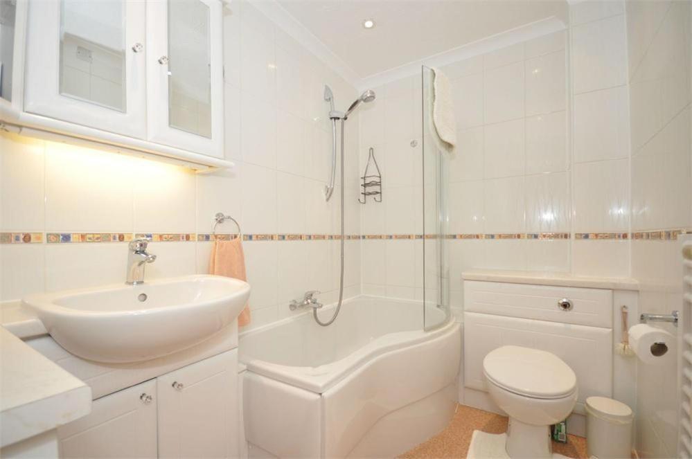 Thames View Apartments Стейнс Экстерьер фото